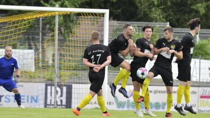 Bild: Hubert Ziegler
Lange Zeit stand die Amberger Abwehr, wie hier bei einem Freistoß vor dem Tor von Michael Heisig sicher. In der Schlussphase drehte allerdings der SC Ettmannsdorf die Partie und entschied das vorgezogene Landesligaspiel noch mit 3:2 für sich.n
