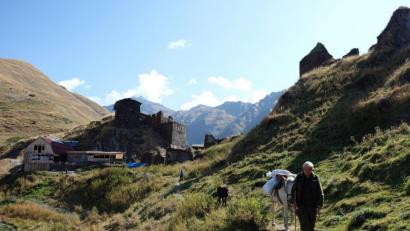 Bild: Florian Sanktjohanser/dpa
Das Dorf Dano hat eine beeindruckende Lage auf einem Bergkamm.