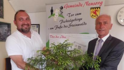 Bild: br
Mit der Übergabe einer jungen Fichte an Bürgermeister Peter König (rechts) wollte Oliver Becher ein Zeichen setzen. Es soll den einen oder anderen Baumpaten auf den Plan rufen, damit auch künftig im Gemeindebereich Christbäume zur Weihnachtszeit bewundert werden können.