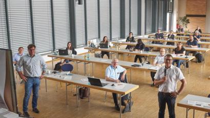 Bild: Steinwald-Allianz/exb
Bauoberrat Frank Langguth (Zweiter von links) und Baudirektor Erik Bergner (rechts, mit Mikrofon) von der Schule für Dorf- und Landentwicklung Abtei Plankstetten moderierten den Workshop in der Stadthalle.
