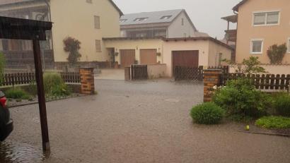 Bild: Florian Eibl/exb
Auf einem Grundstück in der Schillerstraße sammelt sich bei Niederschlag Regenwasser von öffentlichem Grund.