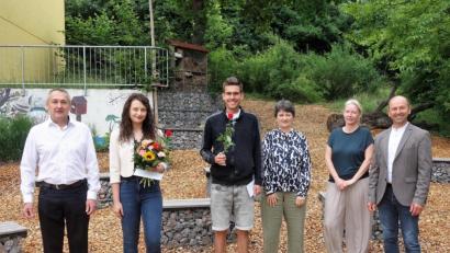 Bild: tra
Blumen für die Spitzen-Azubis (von links): Bäckermeister Georg Grosser, Lara Schwarzenberger, Moritz Übler, Rektorin Helga Gradl, stellvertretende Schulleiterin Sabine Stopfer-Birner und Bürgermeister Hans Ram.