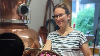 Bild: Graf/exb
In der Delikatessen-Manufaktur in Schwarzenfeld wird in der eigenen Brennerei aus historischen Damaszener-Rosen ein bayerisches Rosenwasser destilliert.