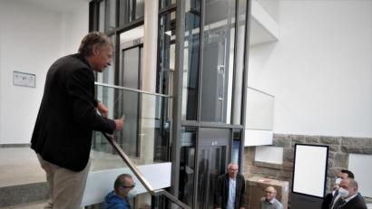 Bild: ubb
Bürgermeister Lothar Müller (links) zeigte den Behindertenbeauftragten im Landkreis unter anderem die neue Liftanlage im Rathaus.