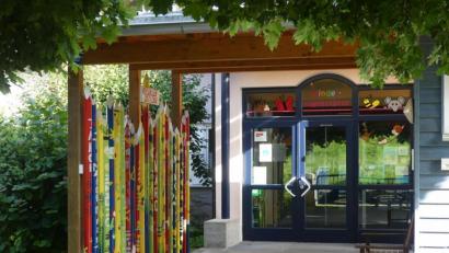 Bild: rn
Dieser Hauptzugang zur Kindertagesstätte wird in absehbarer Zeit Geschichte sein. Er wird an die Südseite der Einrichtung verlegt und von der Weidelbachstraße aus erreichbar sein.