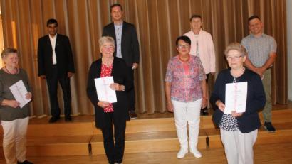 Bild: soj
Die Geehrten (vorne, von links) Annemarie Popp, Marianne Schmidt, Teamsprecherin Marita Kuchenreuther und Erika König sowie
(hinten, von links) Pater Anthony, Bürgermeister Wolfgang Söllner, Christa Schiener und Diözesansekretär Markus Nickl.