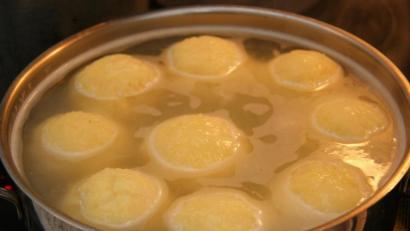 Bild: Ingrid Popp
Die "eingelegten" Spouzn liegen anfangs noch träge auf dem Topfboden, steigen dann aber langsam an die Oberfläche.