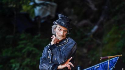 Bild: FLO MIEDL/Luisenburg- Festspiele
TV-Star Eisi Gulp brilliert in diesem Jahr als Boandlkramer bei den Luisenburg-Festspielen.