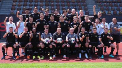 Bild: ref
Teammanager Matthias Schmien (links stehend, weißes Shirt) und die Truppe des FC Amberg mit Trainer Karl-Heinz Wagner (rechts) sind euphorisch und zuversichtlich, dass die Crowdfunding-Aktion ein Erfolg wird.