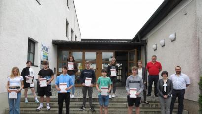 Bild: jzk
Realschuldirektor German Helgert und Michaela Rach (hinten von rechts), Konrektor Holger König und Nina Marie Perl (vorne von rechts) gratulierten den Neuntklässlern zur erfolgreichen Teilnahme am Geldlehrer-Unterricht.