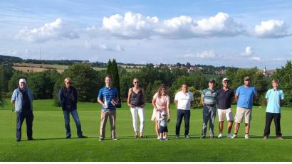 Bild: Golfclub Stiftland/exb
Die erfolgreichsten Teilnehmer des Wettbewerb um den Preis des Trainers Matthew Gatrall, von links Golfclub-Präsident Wolfgang Ries, Matthew Gatrall, Marian Ludwig, Anita Engmann, Veronika Volmutova, Alex Hofmann, Wolfgang Beer, Klaus Mayerhöfer, Otto Gradl und Benedikt Jesse.