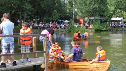 Archivbild: frd
Eine Szene vom Oberviechtacher Bürgerfest am Marktweiher im Jahr 2018. In einigen Mails, die im Rathaus zur Fragebogen-Aktion "Mit anderen Augen" eingetroffen sind, haben Kinder dieses Areal als ihren "Lieblingsplatz" bezeichnet.