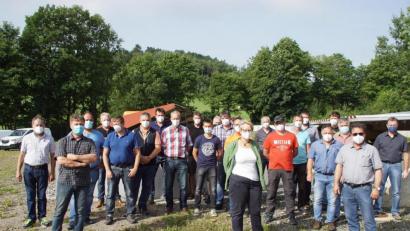 Bild: mmj
Die Klärwärter der Region Landkreis Schwandorf/Nord trafen sich zum Nachbarschaftstag an der Anlage in Weiding. Mit im Bild Bürgermeister Manfred Dirscherl (Zweiter von rechts) und Nachbarschaftslehrerin Erika Gröber von der Deutschen Vereinigung für Wasserwirtschaft, Abwasser und Abfall e. V. (DWA).