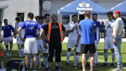 Bild: Hubert Ziegler
Sorgenvolle Mienen bei den Spielern der DJK Ensdorf. Torwart Maximilian Hauer wurde bei einem Zusammenprall in der 1. Minute mit einem Weidener Spieler schwerverletzt und verlor kurzzeitig das Bewusstsein.