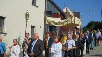Bild: bnr
In der eucharistischen Prozession nach dem Festgottedienst zogen die Gläubigen durch das festlich geschmückte Dorf.