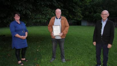 Bild: kro
Reinhard Zintl (Mitte) wurde zum Ehrenmitglied des Kleintierzuchtvereins Waldsassen ernannt. Dazu gratulierten Vorsitzende Heike Suchanek und Zweiter Bürgermeister Karlheinz Hoyer.