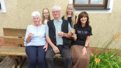 Bild: ibj
Eine große Ehre war für Hermann Dotzler und seine Ehefrau mit den Enkeln Linda und Jana (hinten von links) der Besuch von Dritter Bürgermeisterin Evi Höllerer (rechts).