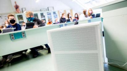 Symbolbild: Hauke-Christian Dittrich/dpa
In manchen Klassenzimmern stehen die Anlagen bereits.