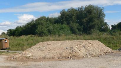 Bild: lep
Der Erdaushub von der Baustelle in der Auerbacher Straße lagert derzeit am Bauhof. In der Abfallhierarchie wurde der Aushub nach der Beprobung unerwarteterweise als „Z2“ eingestuft.