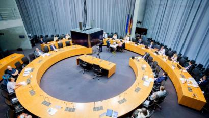 Archivbild: Christoph Soeder
Am 8. und 9. Juli 2021 tagte der Bundeswahlausschuss im Marie-Elisabeth-Lüders-Haus des Deutschen Bundestages. Er lies 53 Parteien zur Bundestagswahl zu. Jetzt sind die Kreiswahlbehörden am Zug.