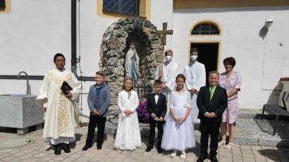Bild: hzi
An der Mariengrotte bei der Pfarrkirche nahmen die Kinder Aufstellung für ein Erinnerungsbild, eingerahmt von den Ministranten sowie Pater Samuel Patton und Marion Eschenweck.
