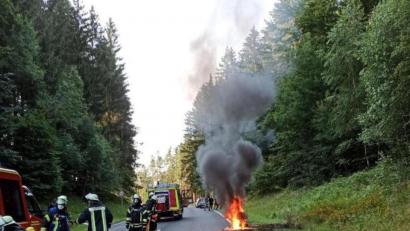 Bild: lei
Beim Eintreffen der Feuerwehren stand der Roller im Vollbrand.