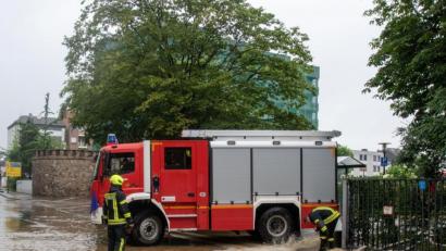 Bild: Ralf Roeger/dpa
Ein Feuerwehrwagen steht am Seiteneingang des Krankenhauses. Wegen der Hochwasserlage musste am Donnerstag das Krankenhaus in Eschweiler bei Aachen evakuiert werden. Intensivpatienten wurden per Rettungshubschrauber vom Dach abgeholt und in andere Kliniken gebracht,