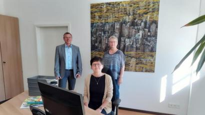 Bild: bey
Bürgermeister Reinhard Sollfrank und Dritte Bürgermeisterin Sonja Reichold freuen sich über die Besetzung des Seniorenbüros mit Evi Hofmann, die Parksteiner Senioren bei der Bewältigung ihrer Probleme zur Seite steht.