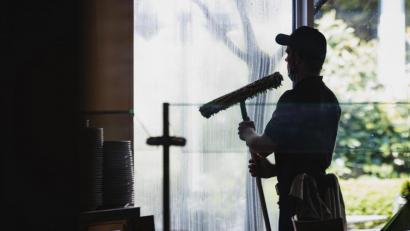 Bild: IG Bau/exb
In der Gebäudereinigung sind Minijobs besonders stark verbreitet – und werden für die Betroffenen häufig zur Armutsfalle. Die IG BAU fordert, 450-Euro-Stellen sozialversicherungspflichtig zu machen.