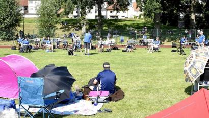 Bild: sck
Die Zuhörer machen es sich gemütlich beim Blasmusik-Picknick mit dem Kleinen Nachwuchsorchester und Dirigent Ludwig Riedhammer.