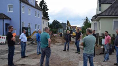 Bild: bnr
Der Bau- und Umweltausschuss macht sich ein Bild vom Fortgang der Bauarbeiten in der Bahnhofstraße. Bisher läuft alles nach Plan.