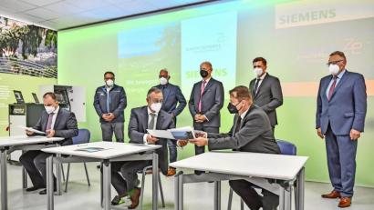 Bild: Florian Miedl
Vorne, von links, Andreas Schmuderer von Siemens, Marco Krasser, Geschäftsführer der SWW, und Bernd Koch von Siemens. Im Hintergrund (von links): Markus Brand, Vorstand des Kommunalunternehmens Marktredwitz, der Arzberger Bürgermeister Stefan Göcking, Siemens-Finanzvorstand Ralf Thomas, der Wunsiedler Bürgermeister Nicolas Lahovnik und sein Kirchenlamitzer Amtskollege Thomas Schwarz.
