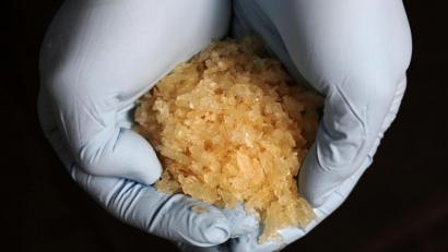 Symbolbild: Fredrik Von Erichsen/dpa
Eine 51-Jährige hatte bei ihrer Einreise nach Deutschland Crystal Meth im mittleren zweistelligen Grammbereich dabei.