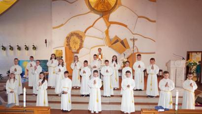 Bild: fvo
Nach der gemeinsamen Dankfeier am später Sonntagnachmittag stellen sich die 20 Erstkommunionkindern 2021 der Pfarrei St. Sebastian mit Pfarrer Norbert Götz vor dem Altar.