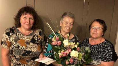 Bild: ga
Christina Schwarz (Mitte) zieht sich nach über sieben Jahren von der KDFB-Spitze zurück. Christa Fritsch (rechts) und Monika Schwarz (links) dankten ihr mit einem Blumenstrauß.
