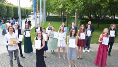 Bild: Kunz
16 Abiturienten haben ihre Allgemeine Hochschulreife am Augustinus-Gymnasium mit der Note sehr gut bestanden.