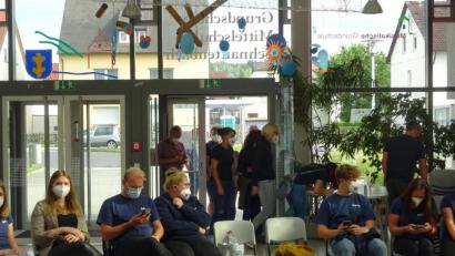 Bild: e
Sozusagen in eigener Sache waren Kindergartenpersonal, Elternbeirat und Personalrat als Zuhörer zur Sitzung des Stadtrats gekommen, nachdem im Vorfeld die Gerüchteküche ordentlich gebrodelt hatte. 45 Interessierte hörten sich die Aufklärung der ganzen Sache durch den Bürgermeister an.