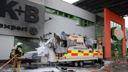 Bild: Thomas Dobler
Brand eines mobilen Impfcontainers beim Schwandorfer Globus-Markt am Samstagabend: Die Feuerwehrleute an vorderster Front schützten sich mit Atemgeräten, um die giftigen Dämpfe nicht einatmen zu müssen.