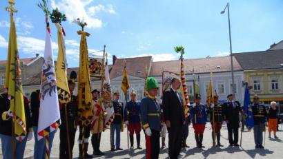 Bild: Härtl/exb
Geburtstagsgratulation für Seine Kaiserliche Königliche Hoheit Karl von Habsburg (rechts) durch Generalmajor iTR Michael Blaha Präsident der UEWHG (links) und einem Teil der der Fahnenabordnungen.