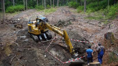 Bild: bkr
Die alten Quellfassungen werden freigelegt. Sie waren tief unter der Erde und nicht zugänglich.