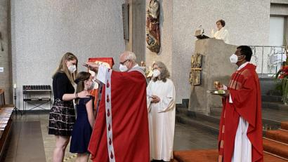 Bild: exb
Domdekan Prälat Johann Neumüller spendet insgesamt 61 Jugendlichen die Firmung in St. Elisabeth.