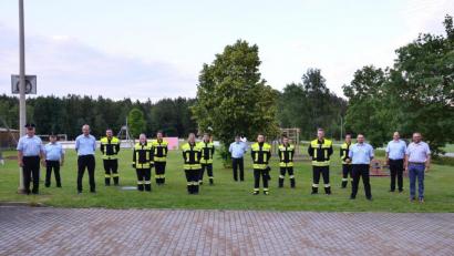 Bild: fjo
Vor allem Kreisbrandmeister Thomas Kleber (Bildmitte, im Hintergrund) lobt die exzellente Leistung seiner Nachbarwehr bei der jüngsten Leistungsabnahme.