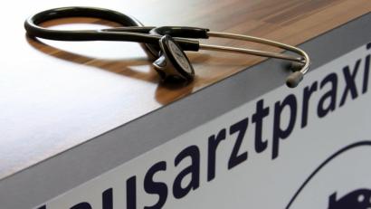 Symbolbild: Stephan Jansen/dpa
Haus- und Fachärzte sind im Landkreis Tirschenreuth gesucht. Die Kassenärztliche Vereinigung kann den Mangel oft nicht ausgleichen.