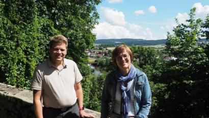 Bild: bl
Marko Pammer ist begeistert von der Stadt Nabburg und teilt mit seiner Vorgängerin in der Tourist-Info, Martina Hölzl, auch das Faible für den Zwingerweg, wo mehrere Bänke und die Aussicht aufs Naabtal zu einer Pause einladen.