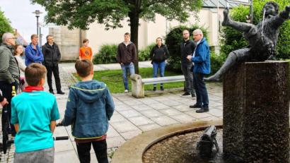 Bild: njn
Bürgermeister Johannes Reger und Jugendbeauftragter Martin Kastner (von rechts) kamen mit den Jugendlichen über ihre Ideen und Wünsche ins Gespräch.