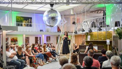 Bild: Florian Miedl/fph
Schöne Musik, schöne Frauen, schönes Ambiente: Dieser Dreiklang prägte die drei Veranstaltungen zur Einweihung des neuen Kunst- und Kulturtreffpunkts im ehemaligen Modehaus Wendler. Die Regensburger Sopranistin Beata Marti setzte ihre Lieder besonders wirkungsvoll in Szene.