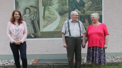 Bild: pi
Monika und Willybald Lang freuen sich über die Glückwünsche von Bürgermeisterin Marina Hirnet.