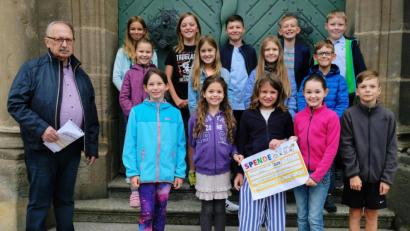 Bild: do
Katharina, Julia, Marie, Elisa, Fanny, Anne, Mila, Sophie, Celina, Paul, Hannes, Jonas, Max, Simon, Stefan und Anton: Gemeinsam überreichen die Erstkommunikanten nach dem Dankgottesdienst mit Pfarrer Adrian im Klosterhof an Andreas Steinl den symbolischen Spendenscheck für die Kinderkrebshilfe.