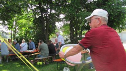 Bild: sei
Einige Senioren nutzten die Gelegenheit und trainierten die Kalorien des vom VdK servierten Kuchen gleich wieder ab. Vorsitzende Carola Brust hatte mit ihrem Team für Kaffee, Kuchen und Erfrischungsgetränke gesorgt.