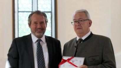 Bild:  Marko Pammer /exb
Der Kulturpreisträger der Stadt Nabburg 2020 heißt Karl Beer. Bürgermeister Frank Zeitler überreichte ihm am Freitag die Auszeichnung